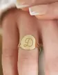 Bague Ronde Lettre Gravée Style Calligraphie en Or Personnalisable