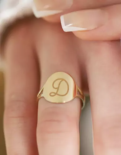Bague Ronde Lettre Gravée Style Calligraphie en Or Personnalisable