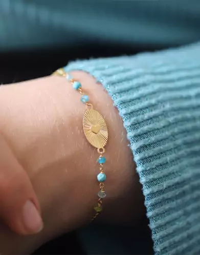 Bracelet Cœur Soleillé en Or Jaune 18K avec Pierres Bleues et Vertes
