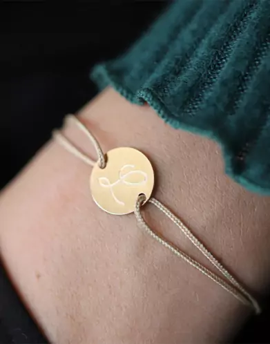 Bracelet Rond Cordon Lettre Gravée Style Calligraphie en Or Personnalisable