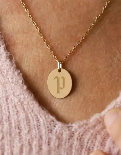 Médaille Ovale M Lettre Gravée Style Gothique en Or à Personnaliser
