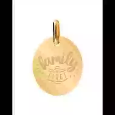 Médaille Ovale M Family First image cachée